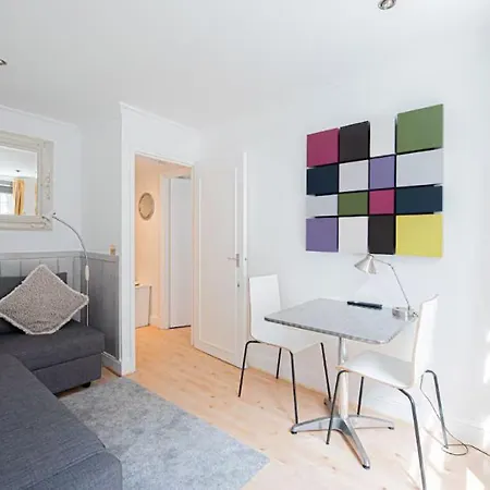 Bright Apt In Heart Of Soho